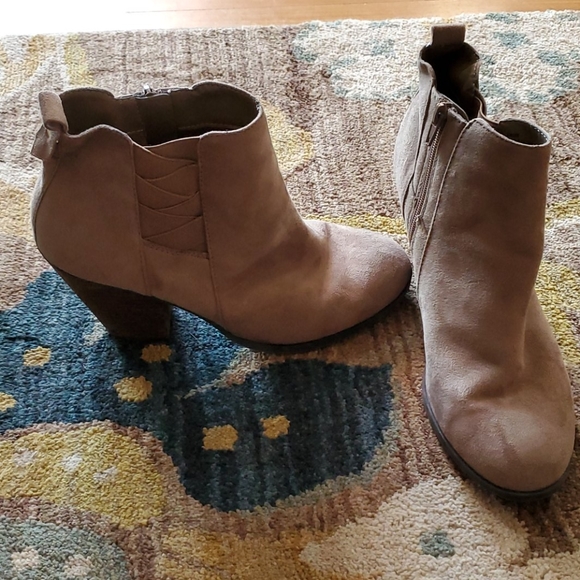 Shoes - Picture 1 of 3